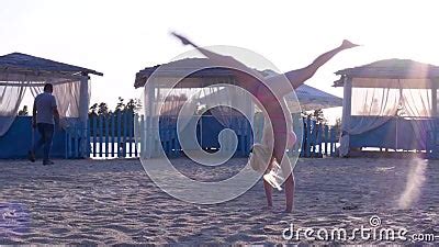 Sexy Rubia Bailando En Bikini En La Playa Al Atardecer Almacen De Video Vídeo de silueta