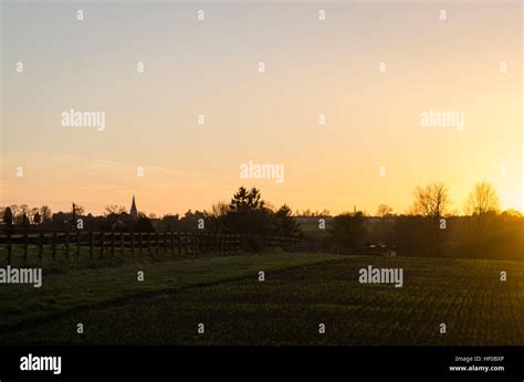 Aylesbury Vale, Buckinghamshire. 26th December 2016. UK Weather. Sunset over Steeple Claydon ...