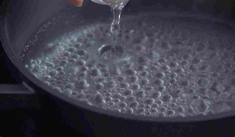 Почему температура кипения воды в различных условиях разная?