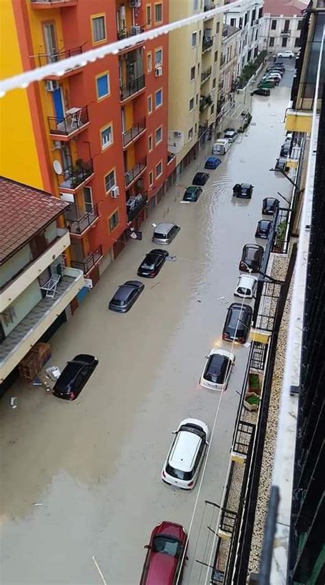 Maltempo A Crotone Paura Per L Esaro Quartieri Evacuati E Strade