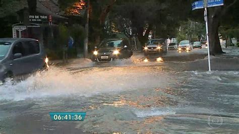 Vídeo Vazamento de água na Rua João Moura causa transtornos na região