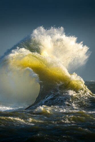 VAGUE A L ASSAUT DU PHARE DE LA JUMENT ISOLE AU MILIEU DE L OCEAN