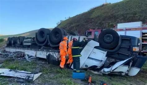 Caminhão carregado vidro capota e motorista morre na BR 116 em