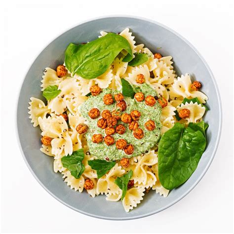 Free Photo Vegan Farfalle Pasta With Spinach Sauce With Fried Chickpeas