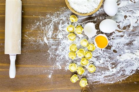 Fazendo Tortellini De Quatro Queijo Caseiro Produtos Frescos Da