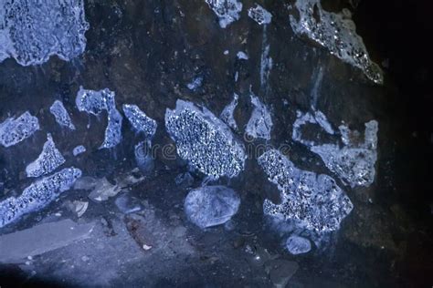 Minerales Intercalados De Plata En La Pared De Una Vieja Cueva De