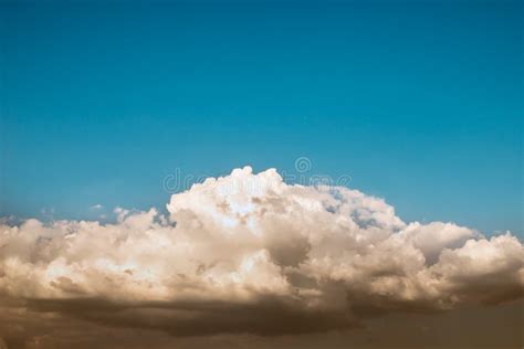 Niebieskie Niebo Z Wielkimi Cumulus Chmurami Zdjęcie Stock Obraz