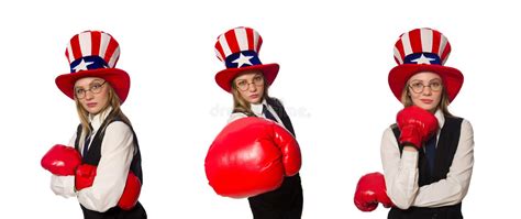 La Mujer Con Los Guantes De Boxeo Aislados En Blanco Foto De Archivo