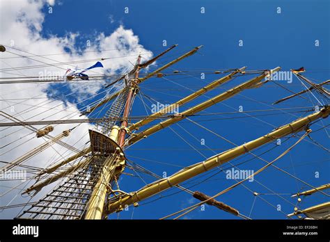 Ship Mast Wood Hi Res Stock Photography And Images Alamy