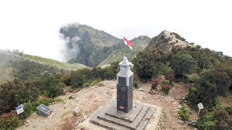 Monumen Di Puncak Hargo Dumillah DAILY VOYAGERS