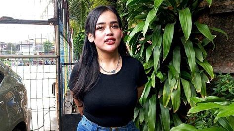 Pedangdut Clara Gopa Dilarikan Ke Rumah Sakit Usai Diteror Warganet