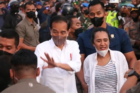 Presiden Jokowi Dan Ibu Negara Disambut Histeris Warga Ende Nasional