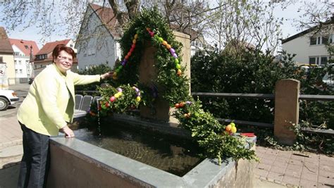 Osterbrunnen in Stammheim Zwei Ständchen für den geschmückten