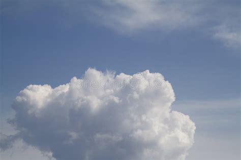 El Cielo Azul Extenso Y Cielo De Las Nubes Fondo Del Cielo Azul Con Las