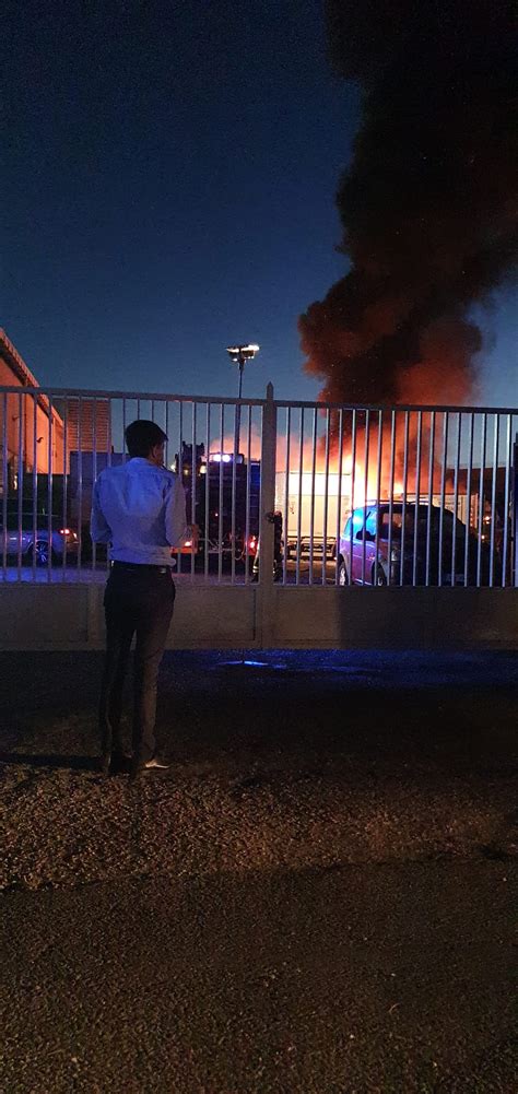 Guidonia Terribile Incendio Nel Deposito Di Camion Esplosioni E