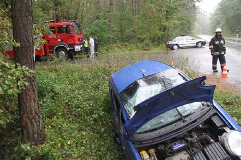 Wypadek koło Borkowa Matiz wpadł do rowu i odbił się od drzewa Echo