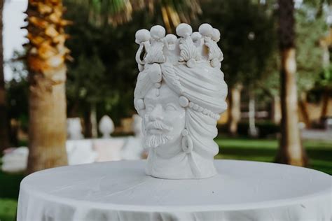 Primer Plano De Una Escultura Blanca En El Parque Foto Premium