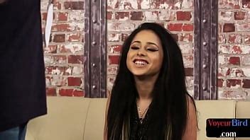 La pequeña británica joi voyeur se burla de jerker en una sesión pervertida XVIDEOS