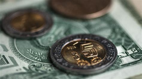 Peso pierde ante avance de dólar BMV se afianza en su máximo nivel