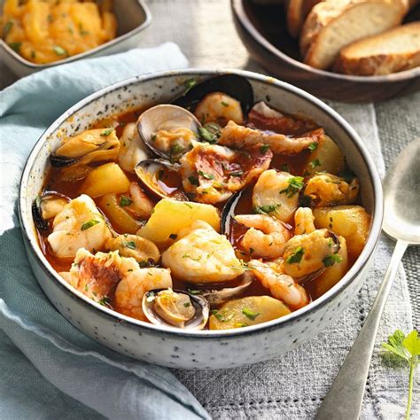 Deliciosos Platos Con Pescado Y Marisco Bullabesas Zarzuelas Suquets