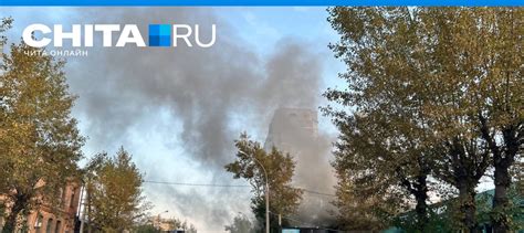 Деревянный дом горит в центре Читы. Пожар на | Чита.Ру