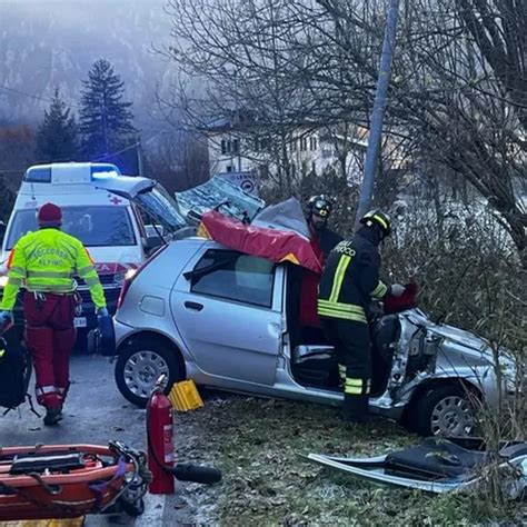 Lenna Lauto Sbanda Sulla Strada Ghiacciata Feriti Due Giovani Le