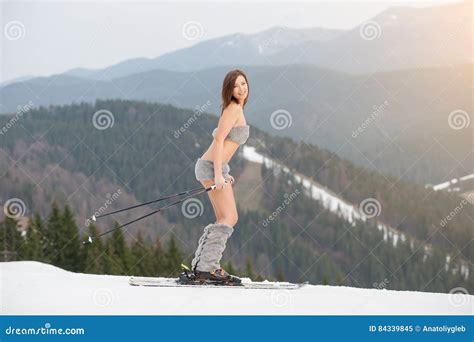 Sexy Mooie Naakte Vrouwelijke Skiër Op De Sneeuwhelling Van De