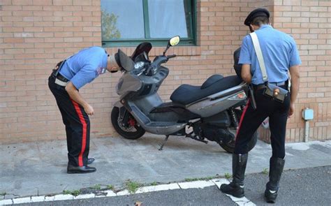 I Carabinieri Lo Fermano Su Uno Scooter Rubato Reagisce E Lo Arrestano