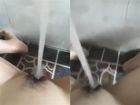 Xem phim sex Em gái nứng quá thủ dâm sướng vãi nước đái ướt cả sàn