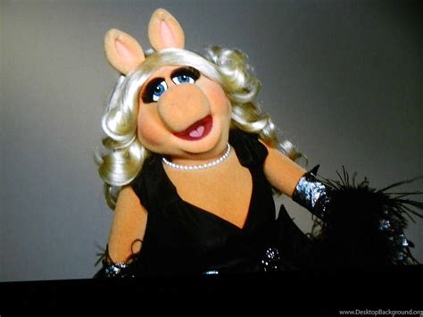 Download Miss Piggy Gorgeous Black Dress Wallpaper