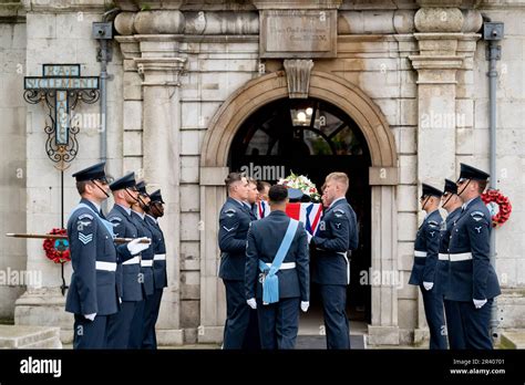 I Pallbearers Trasportano La Bara Di Flt Sgt Peter Brown Un Aviatore