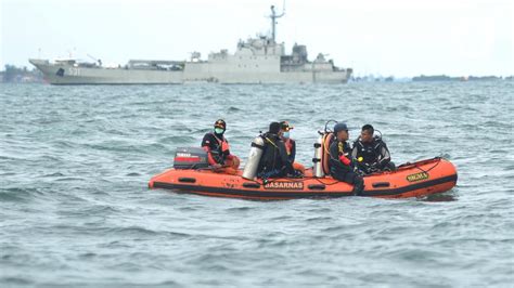 Tni Siagakan Kri Teluk Mentawai Bantu Derek Puing Sriwijaya Air Sj