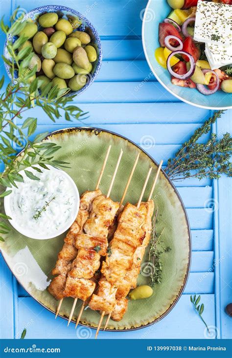 Souvlaki Griego Tradicional Del Pollo Con La Salsa Del Tzatziki Foto De