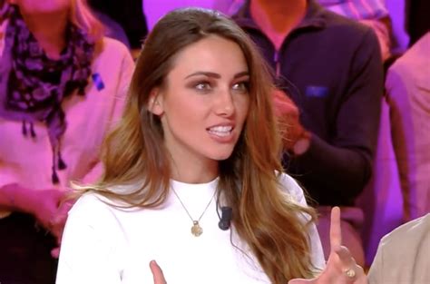 Accident en direct la poitrine de Delphine Wespiser apparaît dans TPMP