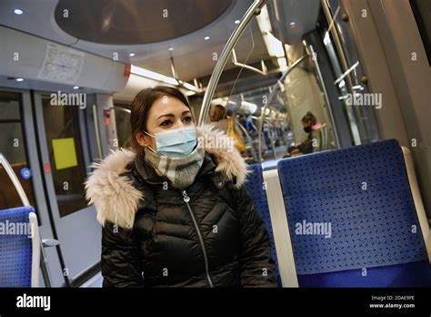 Masque Obligatoire Dans Les Transports En Commun Jeune Femme Assise