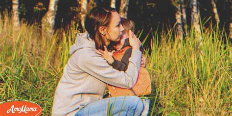 Une Femme Serre Dans Ses Bras Un Enfant En Pleurs Dont La M Re Est