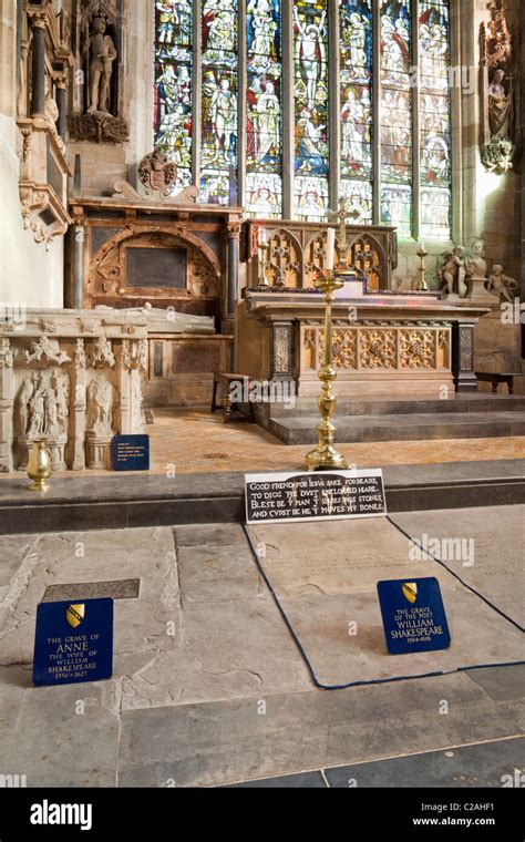 Las Tumbas De William Y Anne Shakespeare En Frente Del Altar Mayor En