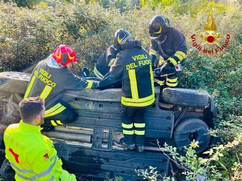 Incidente Stradale Sull A20 Auto Sfonda Il Guardrail E Si Ribalta