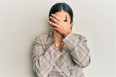 Jonge Brunette Vrouw Met Een Jasje En Een Bril Voor Ogen En Mond Verrast En Geschokt Door De