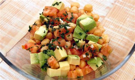 Ensalada de garbanzos y aguacate la receta fácil de Arguiñano