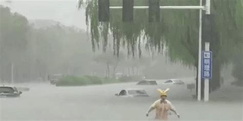 这些画面令人流泪，河南暴雨中的那些平民英雄！大雨还会下多久含视频手机新浪网