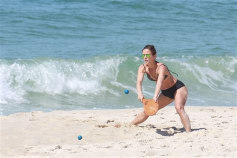 Ego Fernanda De Freitas Mostra A Elasticidade Em Praia Do Rio