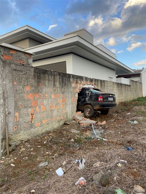 Carro fica destruído em colisão contra muro de casa em Fraiburgo