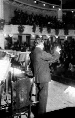 Luis G Urbina Poeta Durante Un Recital Mediateca Inah