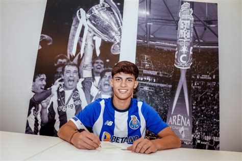 Gonçalo Sousa renova o FC Porto