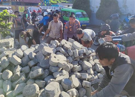 Truk Angkut Paving Blok Tabrak Mobil Dan Terguling Di Bogor Okezone