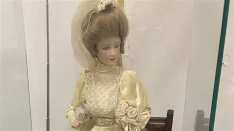 Meet Elizabeth The Worlds Most Haunted Doll That Attacks Men Spreads