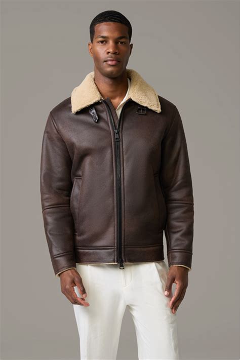 Découvrir maintenant les nouveaux looks Strellson en ligne.
