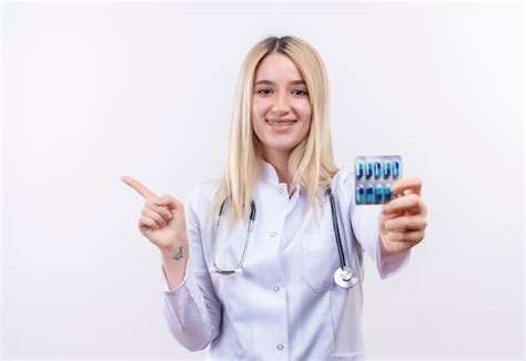Sourire médecin jeune fille blonde portant un stéthoscope et une robe médicale en orthèse