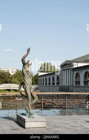 Statue des Prometheus auf der Brücke Metzger über den Fluss